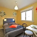 Le Marais Restaurant Au Petit Challandais Hotel 2*
