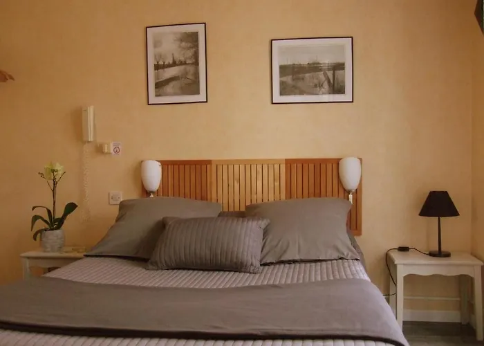 Le Marais Restaurant Au Petit Challandais Hotel