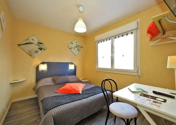 Le Marais Restaurant Au Petit Challandais Hotel 2*